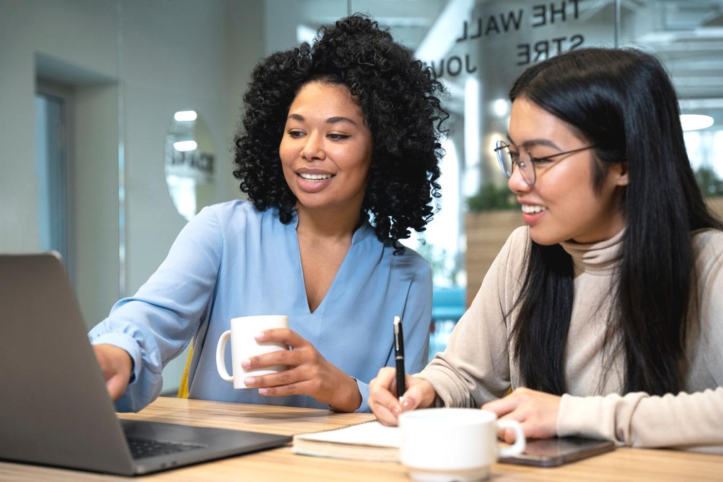 Sesión de mentoría empresarial con análisis de estrategias financieras